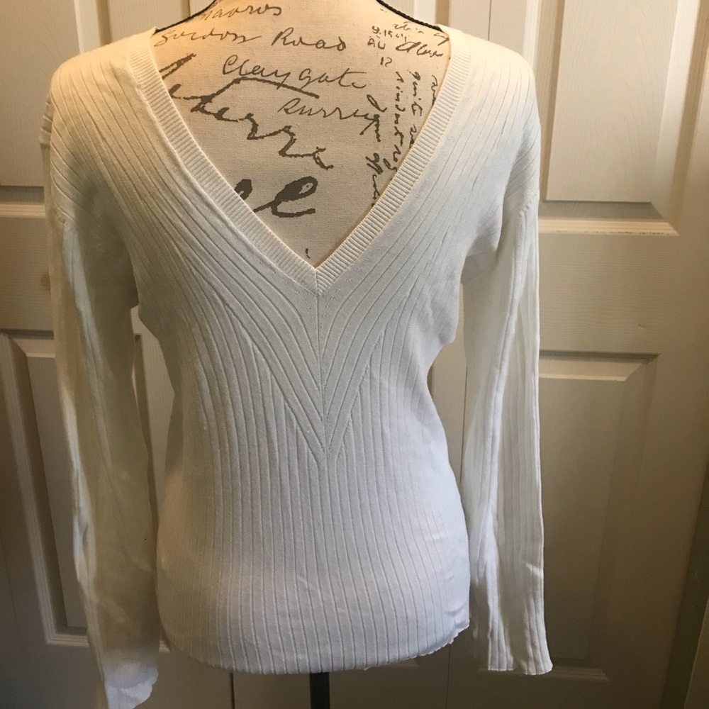 White V-neck sweater - Picture 2 of 4